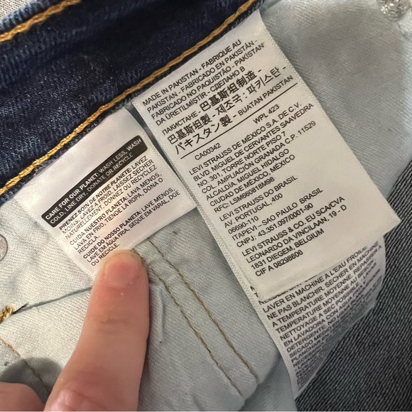 NWT- Levi's 505 - Relaxed Fit Jeans with Classic Stitching - Picture 4 of 6